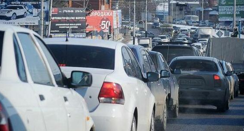 Дорожные работы на Мысхакском шоссе парализовали движение: в администрации Новороссийска объяснили, почему нельзя делать ремонт ночью