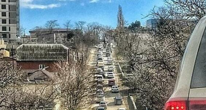 «Когда кончится это издевательство?!»: жители Новороссийска жалуются на километровые пробки в городе