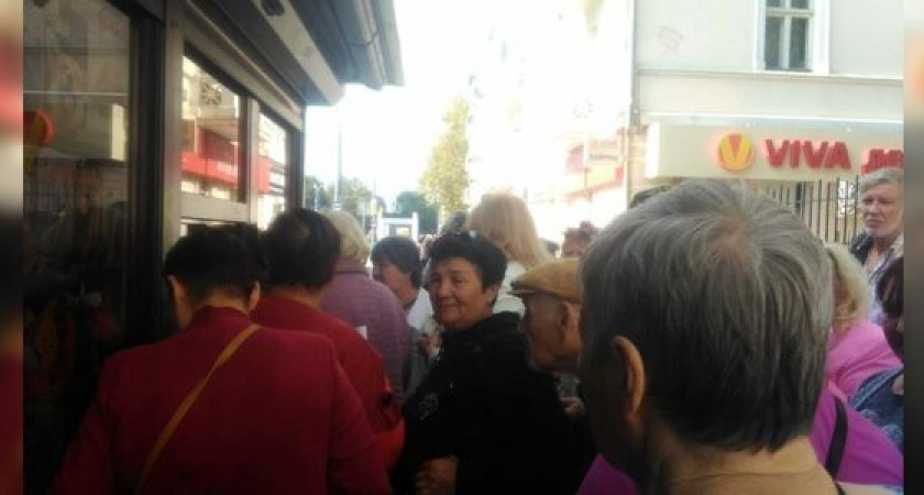 Пенсионеры Новороссийска выстаивают по несколько часов в очереди за льготными проездными билетами