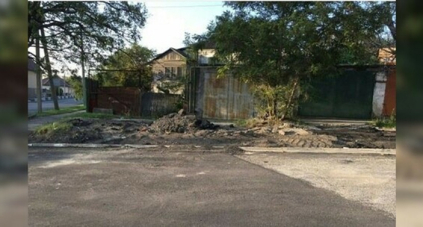 Дорожники оставили мини-свалку после ремонта проезжей части в Новороссийске