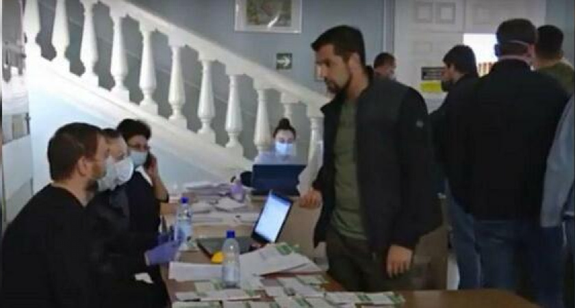 «Это какой-то ад! Сотни людей без масок и перчаток»: в Новороссийске продолжается выдача пропусков на транспорт