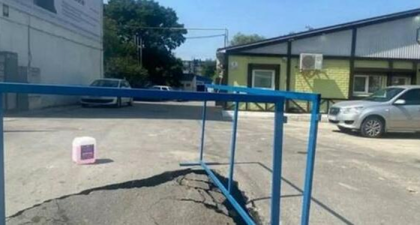 «Зачем ремонт? И так пойдет!»: в Новороссийске провалившийся асфальт огородили забором