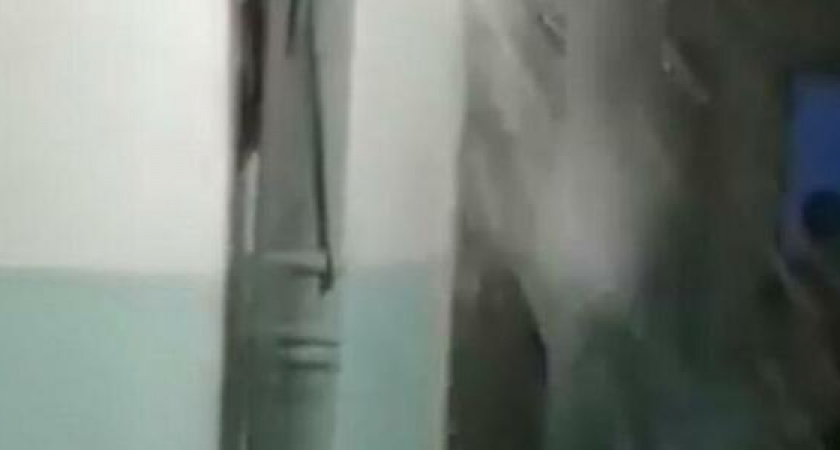 «Мы хотим выгнать "НУК" из нашего дома!»: на Прямой, 31 в Новороссийске снова прорвало ливневую трубу – в доме опять пошел дождь