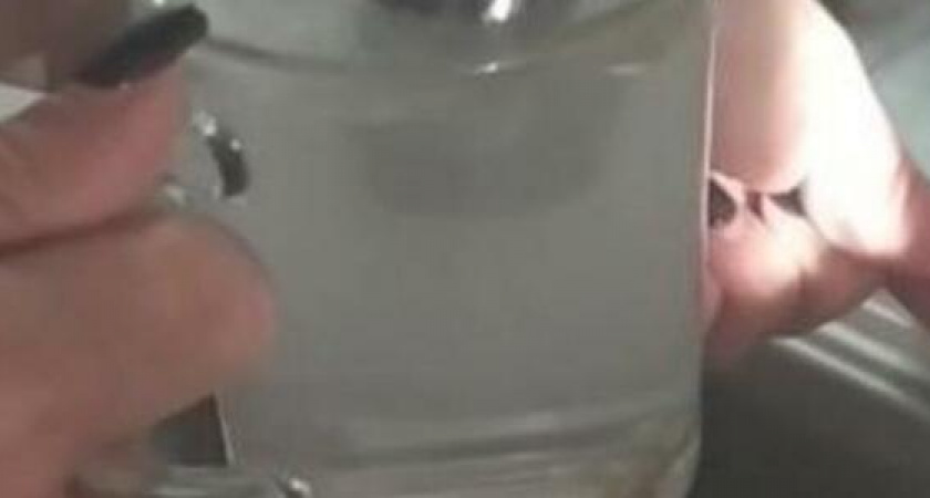 Новороссийцы сняли на видео эксперимент, как кран «пьет воду из кружки»