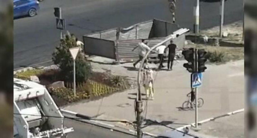 «Орал, валялся на земле, залез на иномарку». В Новороссийске очевидцы сняли на видео неадекватного парня