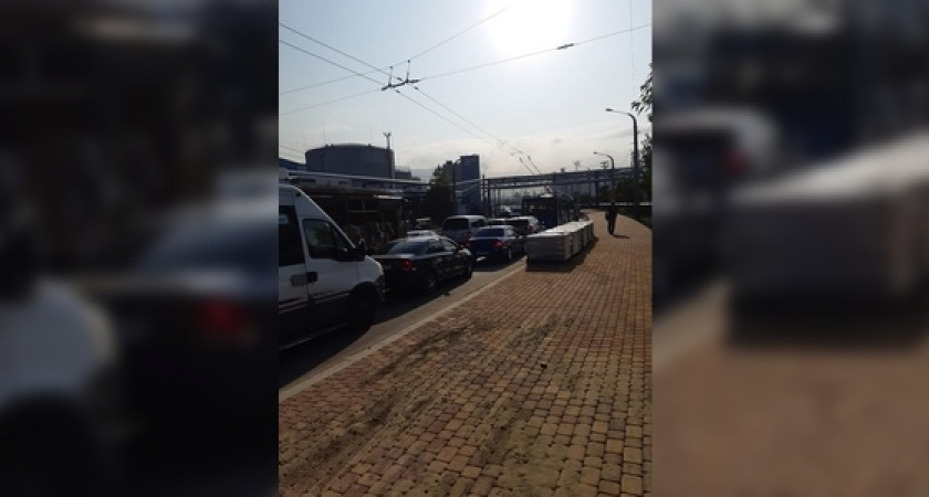 «Пора переименовывать улицу в Многострадальную»: Новороссийск встал в пробках