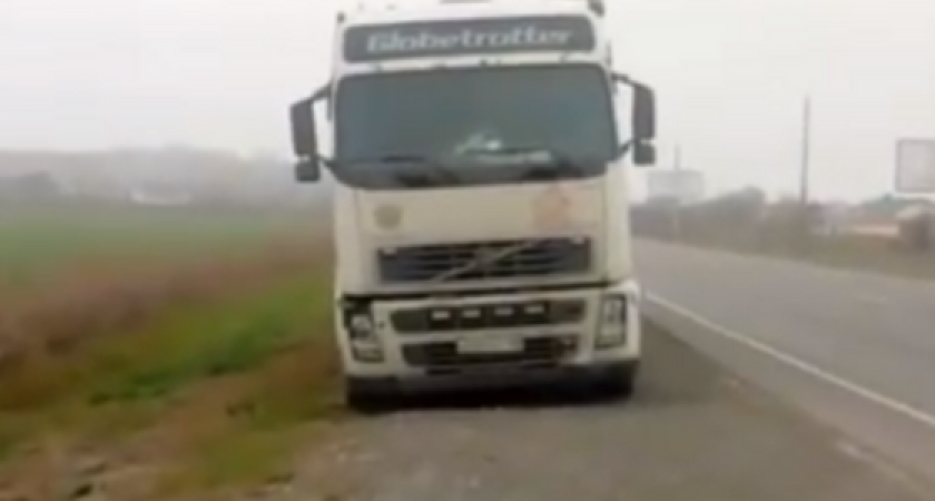 На трассе под Новороссийском водитель большегруза выпал из кабины и уснул, когда его остановили сотрудники ГИБДД