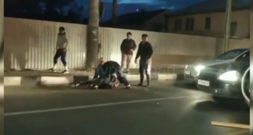 «В мирное время стволы светят, дубинки»: новороссийцы сняли на видео дорожную потасовку