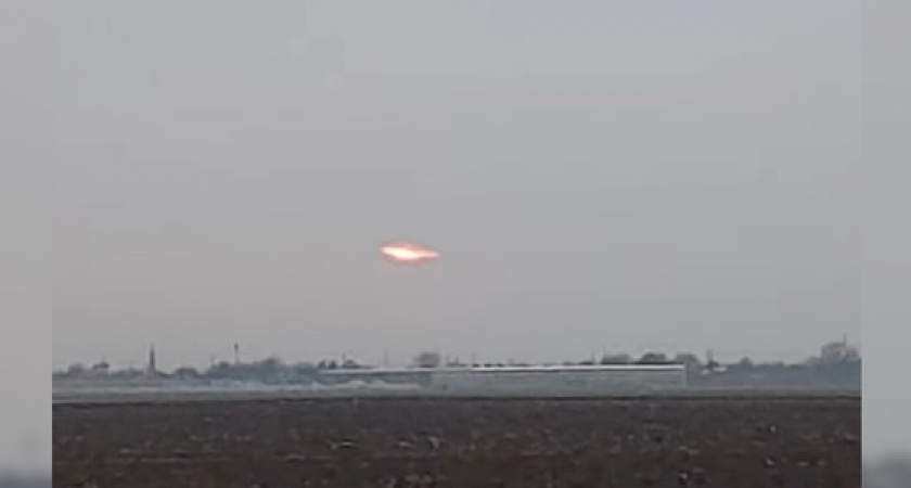 «Артур, НЛО!»: в Краснодарском крае очевидцы сняли на видео, как в небе над полем завис огненный объект