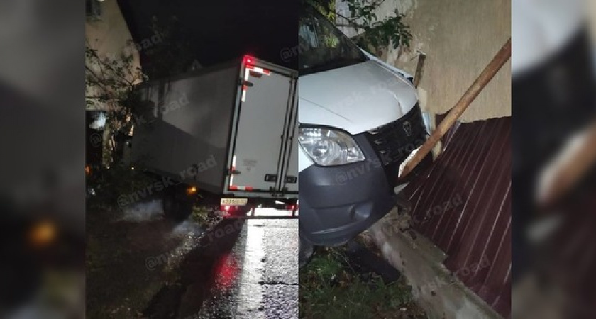 В пригороде Новороссийска "Газель" протаранила дом