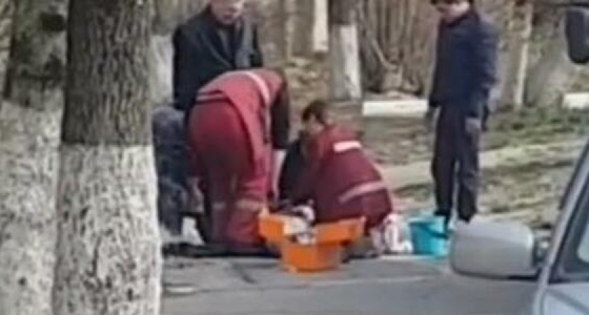 В Новороссийске на улице умер прохожий. Очевидцы сняли видео, как бригада «скорой» пыталась его спасти