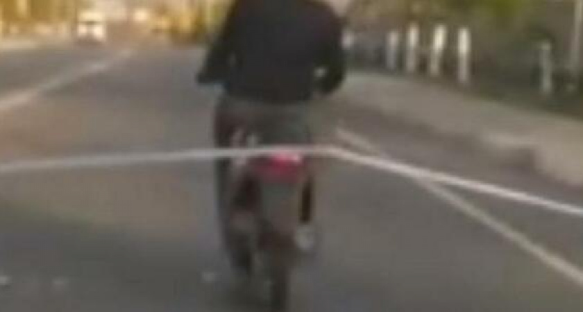 "Нарыбалился!" Новороссиец снял на видео, как пьяный рыбак едет на мопеде, сильно виляя по дороге