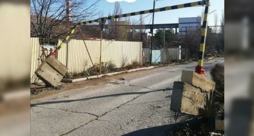 Под Новороссийском вырванный ограничитель проезда грузового транспорта угрожает жизни и здоровью людей