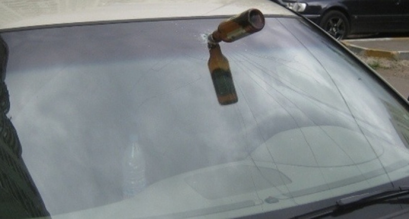 В Новороссийске супружеская пара в ходе ссоры расколотила лобовое стекло чужой машины