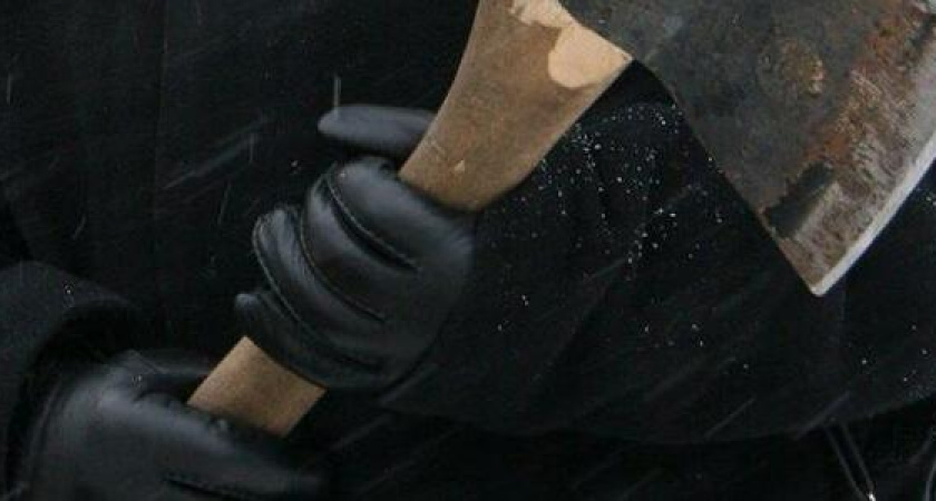 В Новороссийске трое парней в масках и перчатках разбили топором кассу в торговом центре