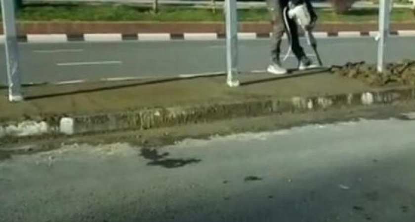 В Новороссийске на разделительной полосе строители ломают свежий бетон