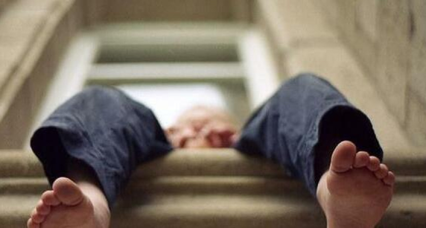 Ребенок сидит на подоконнике открытого окна: новороссийцы сняли шокирующее видео