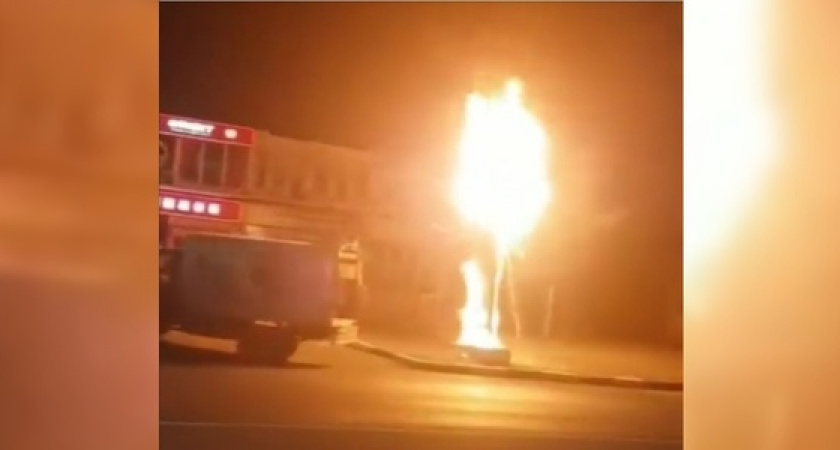 «Реклама – огонь!»: в Новороссийске загорелся рекламный щит: видео