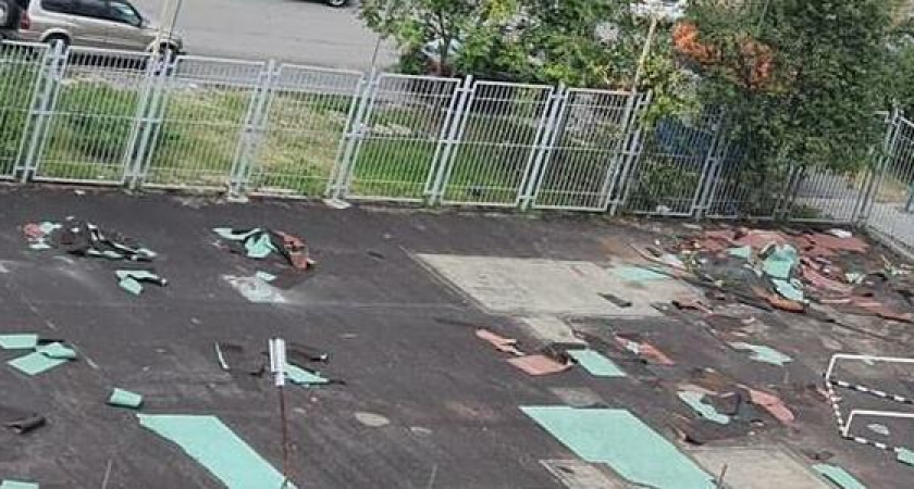 "Вскрыли покрытие, перевернули ворота и уехали": в Новороссийске рабочие не закончили ремонт спортивной площадки