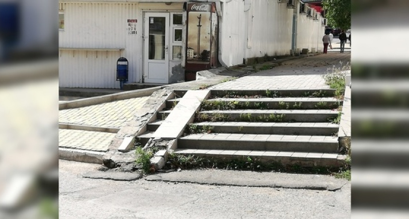 Жители одной из улиц Новороссийска пожаловались на разбитый пандус для колясок