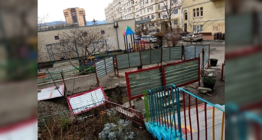 Ремонт труб в одном из дворов Новороссийска тянется уже месяц – а конца еще не видно