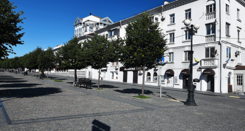 В центре Новороссийска на бульваре установят малые архитектурные формы, чтобы ограничить парковку