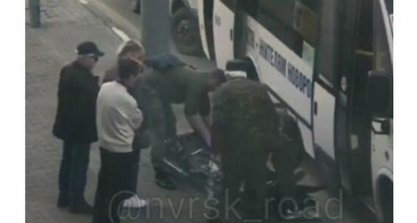 В Новороссийске из автобуса вынесли тело женщины. Жуткое видео очевидцев