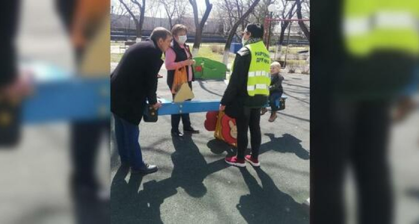 В Новороссийске созданы рейдовые группы, которые напоминают родителям с маленькими детьми и школьникам о необходимости сидеть дома во время карантина