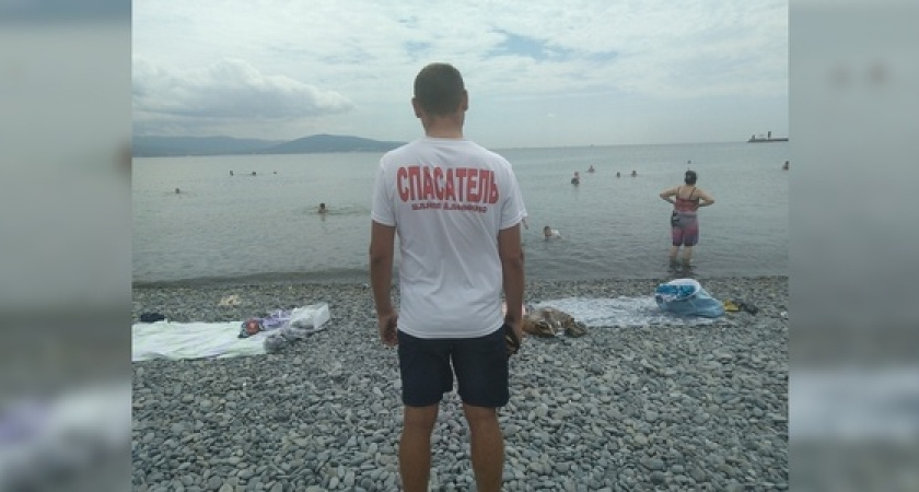 «Она не звала на помощь, просто начала тихо уходить под воду»: на новороссийском пляже спасатель вернул к жизни 5-летнюю девочку