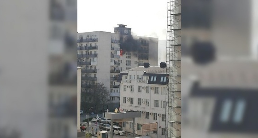 В Новороссийске полыхает квартира в многоэтажке на улице Видова