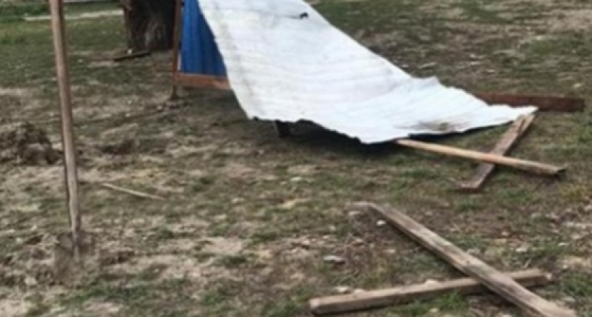 «Партизаны» сломали забор, огораживающий территорию стройки детского сада, рядом с Пионерской рощей