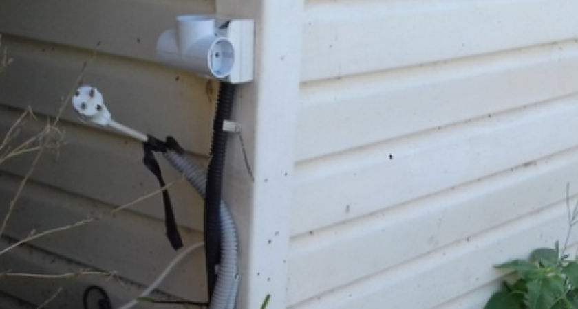 «Смерть поджидала здесь детей!»: новороссиец заметил открытую розетку на душе на пляже в Алексино