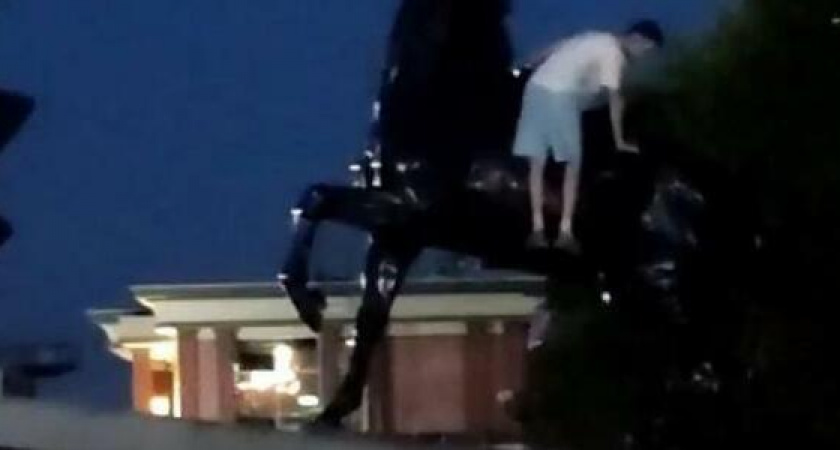 В Новороссийске отдыхающий пытался забраться на памятник "Исход"