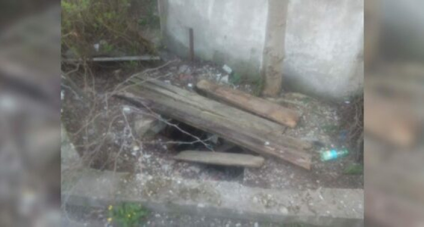 «Посмотрите, где играют наши дети»: жители Новороссийска жалуются на опасную детскую площадку