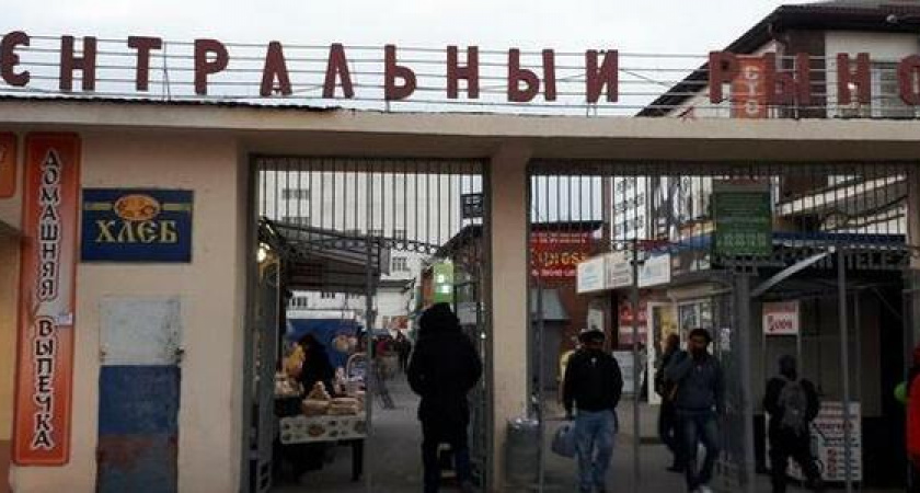 Сотрудники МУП «Водоканал» обнаружили незаконную врезку в канализацию на Центральном рынке Новороссийска