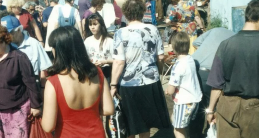 Вещевой рынок, отечественные "драндулеты" и квас из бочки: ретровидео  Новороссийска 24 года назад