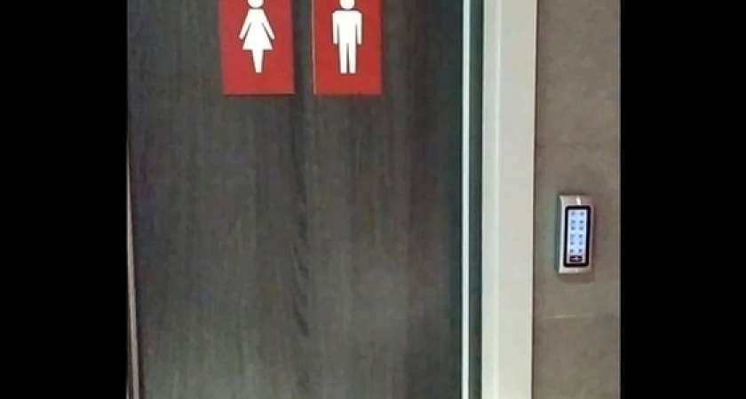 Туалет строгого режима. Новороссийцы возмущены, что в местном кафе пускают в уборную по чеку