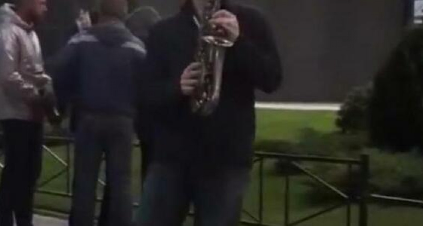 «Я люблю тебя до слез!»: позитивный саксофонист покорил новороссийцев