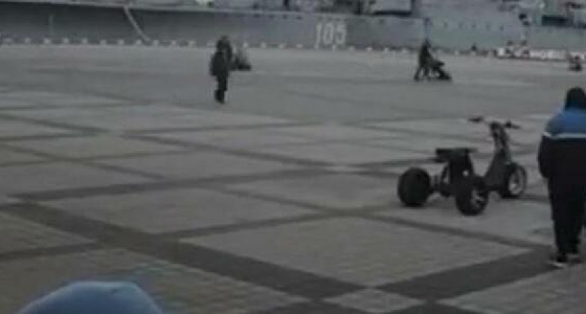 Полиция Новороссийска разыскивает девушку, которая на электросамокате сбила маленького ребенка