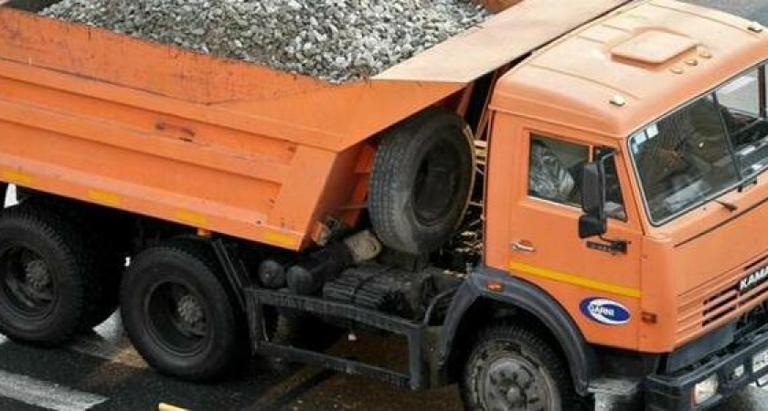 «Груз едет – камни летят!»: новороссиец снял на видео, как из самосвала на дорогу вылетает щебень