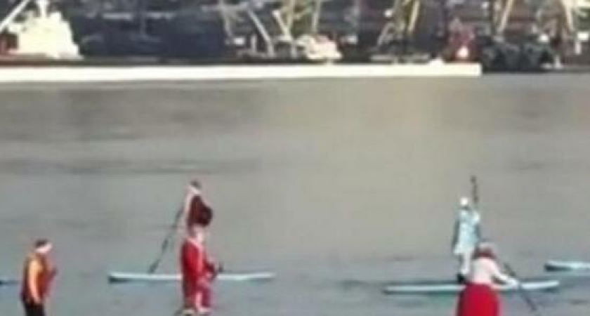 Новый Год на юге: сап-серферы Новороссийска вышли в море в костюмах Дедов Морозов