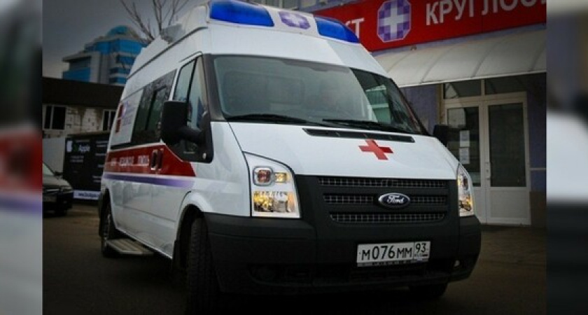 В Новороссийске на пешеходном переходе автомобиль сбил женщину с маленьким ребенком: на месте работали несколько бригад Скорой помощи