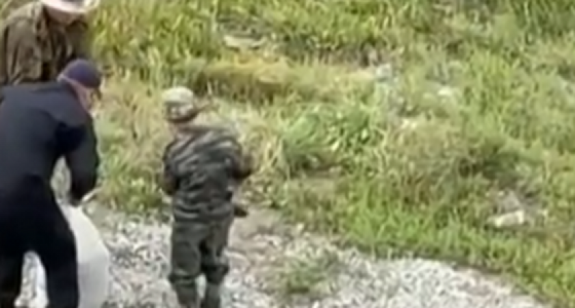 «По весне цветы воруют, по осени – щебень!»: новороссийцы украли мешок щебенки, которой отсыпали дорогу