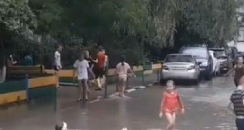 В Новороссийске дети устроили массовый заплыв в луже, которая образовалась во дворе после дождя (видео)