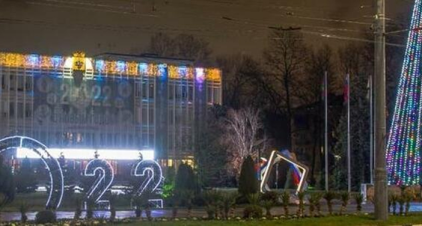 Новороссийск украсили к Новому Году: горожане делают красивые снимки