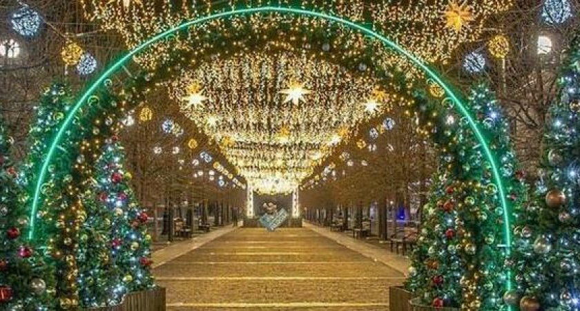 ТОП-7 самых красивых новогодних елок в Новороссийске: почувствуйте атмосферу праздника