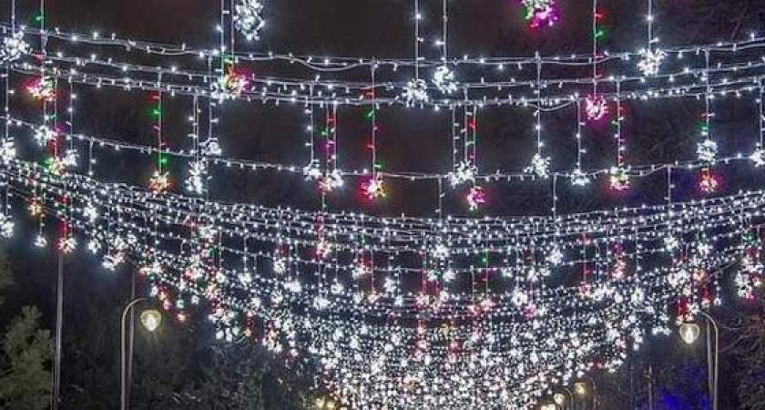 В Новороссийске зажгли 120-метровый иллюминационный тоннель