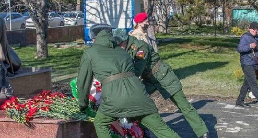 «Второй раз памятник открывают?!»: новороссийцы стали очевидцами торжественного мероприятия возле памятника «Скорбящие ангелы»