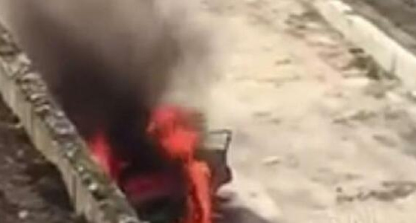 В Новороссийске шлак сварочного аппарата отлетел в автомобиль: машина сгорела дотла