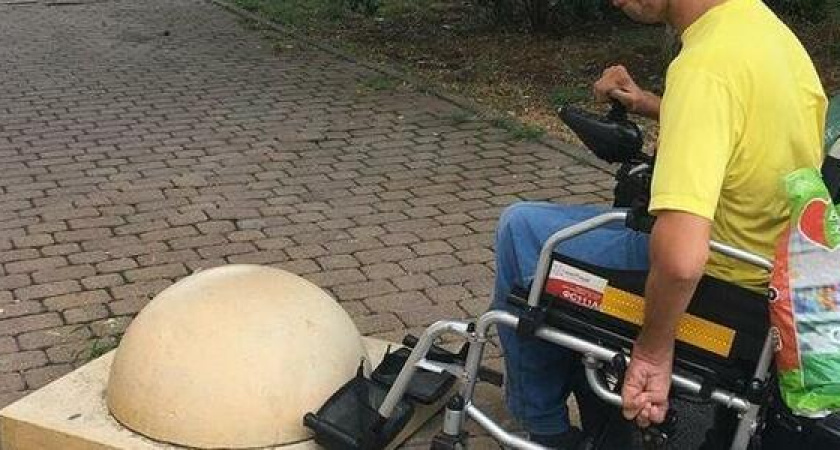 "Чья-то нелепая шутка!?": в Новороссийске бетонная полусфера перегородила путь инвалидам-колясочникам